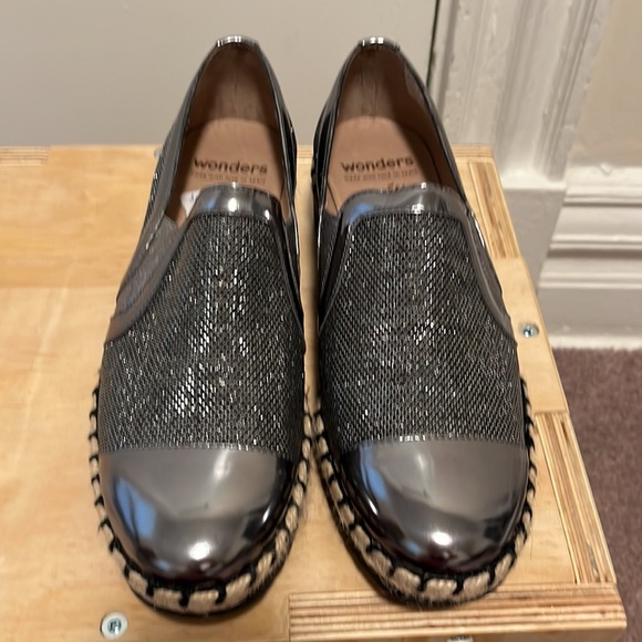 Comfy metallic loafers with espadrille detail. Size 39. - Picture 3 of 7